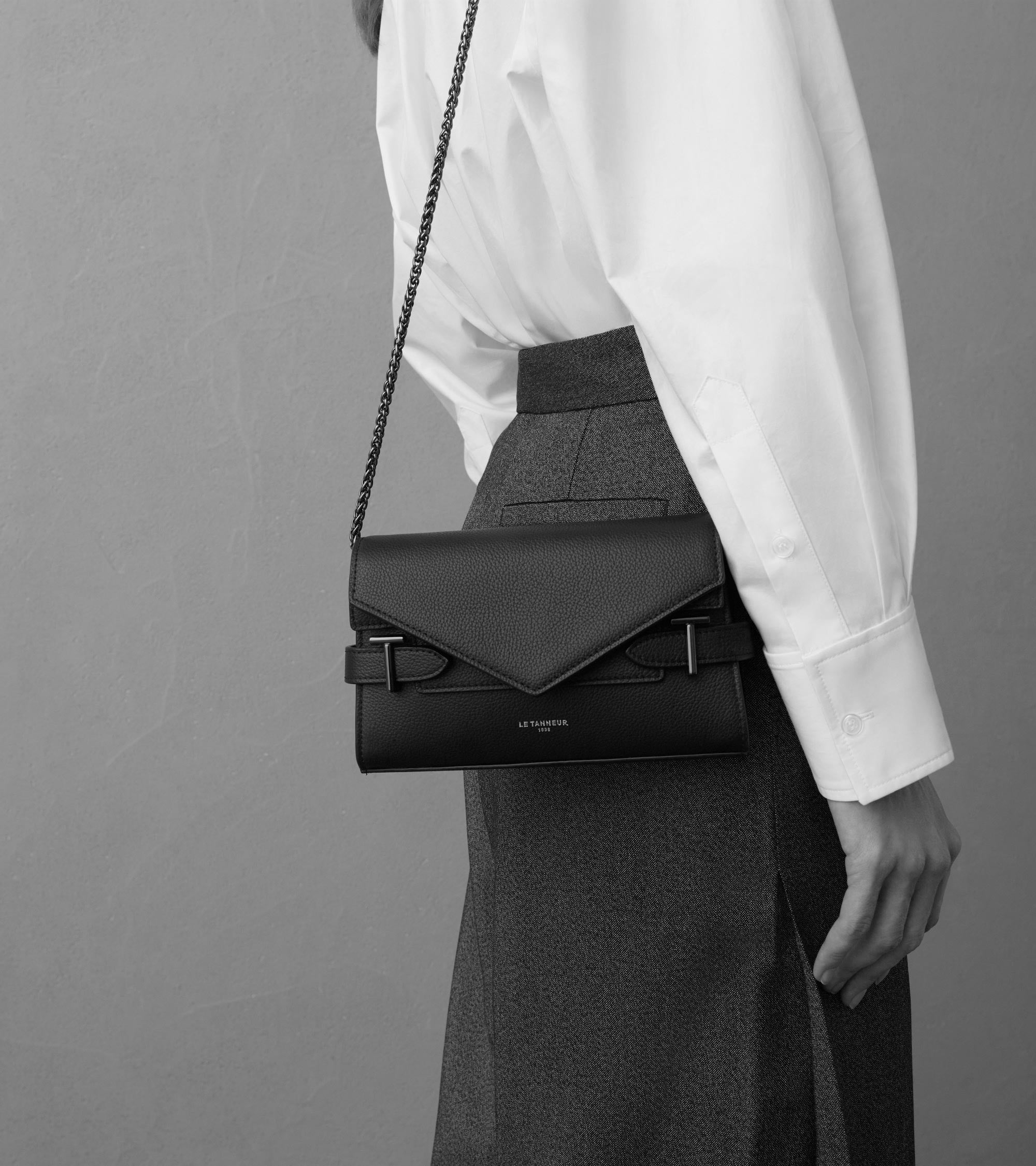 Emilie Clutch aus genarbtem Leder mit doppelter Überschlag-Schulterriemen