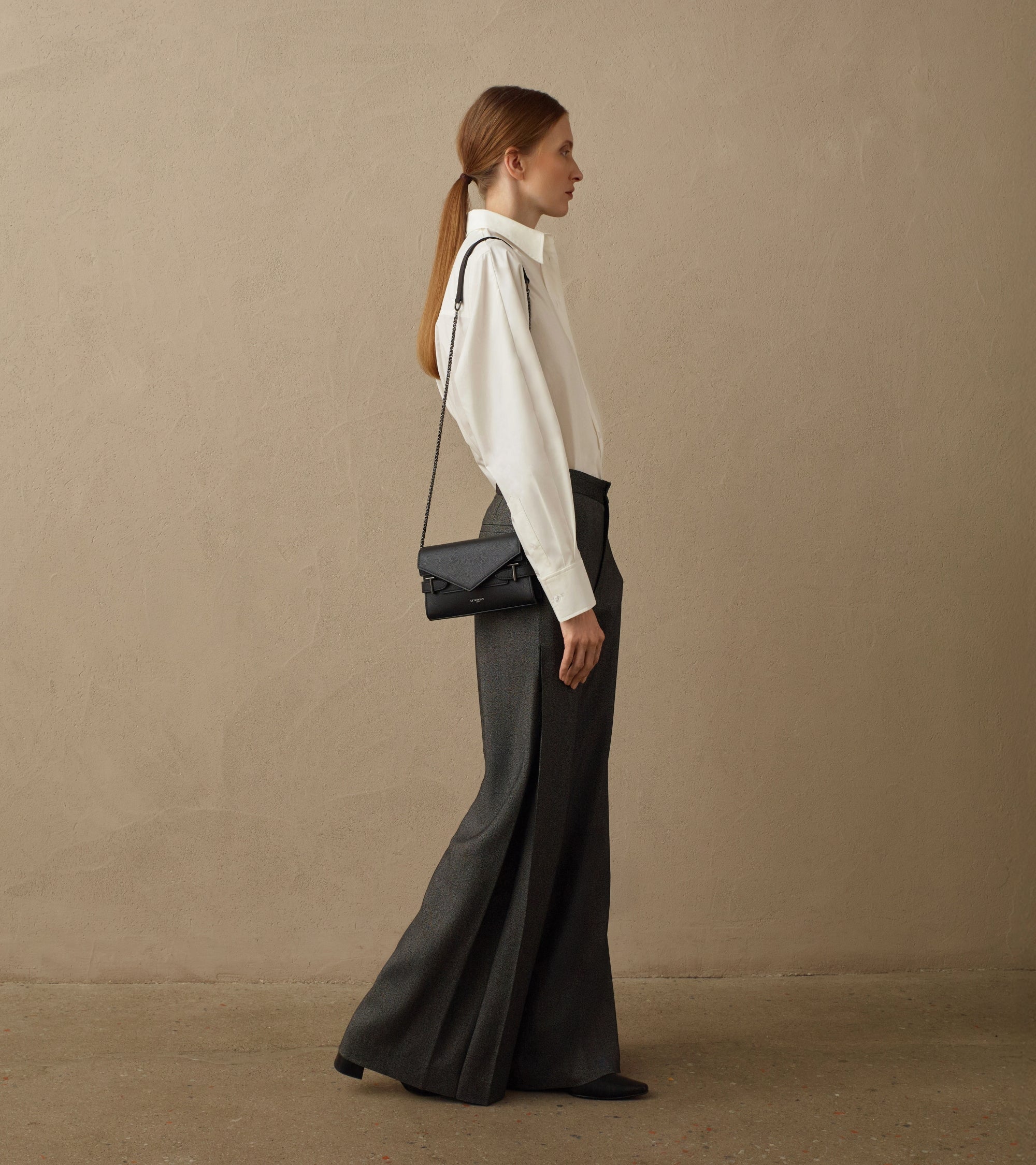 Emilie Clutch aus genarbtem Leder mit doppelter Überschlag-Schulterriemen