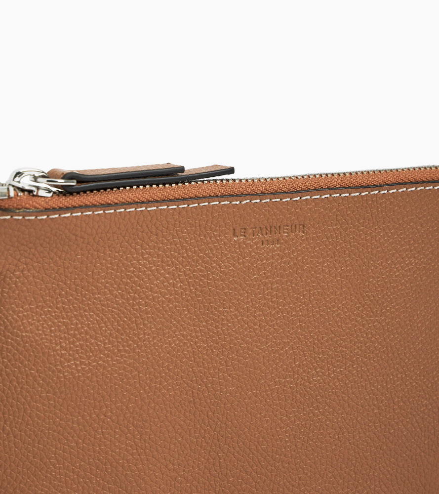 Pochette zippée avec dragonne en cuir grainé