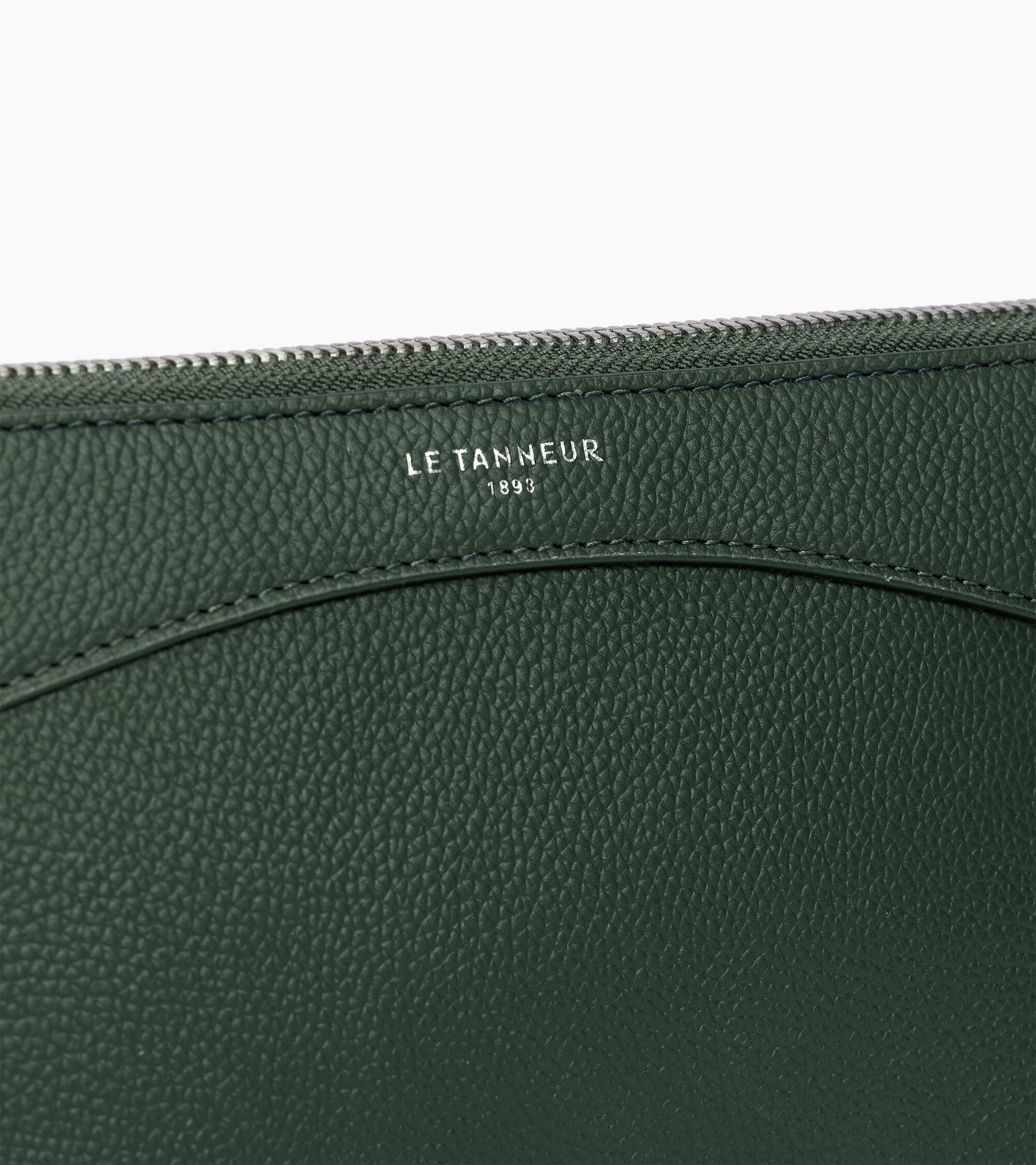 Kleine Tasche aus genarbtem Leder mit Reißverschluss