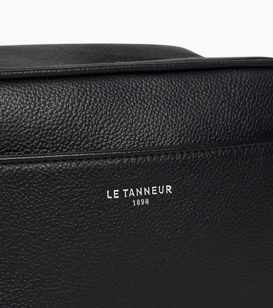 Toiletry bag in grained leather