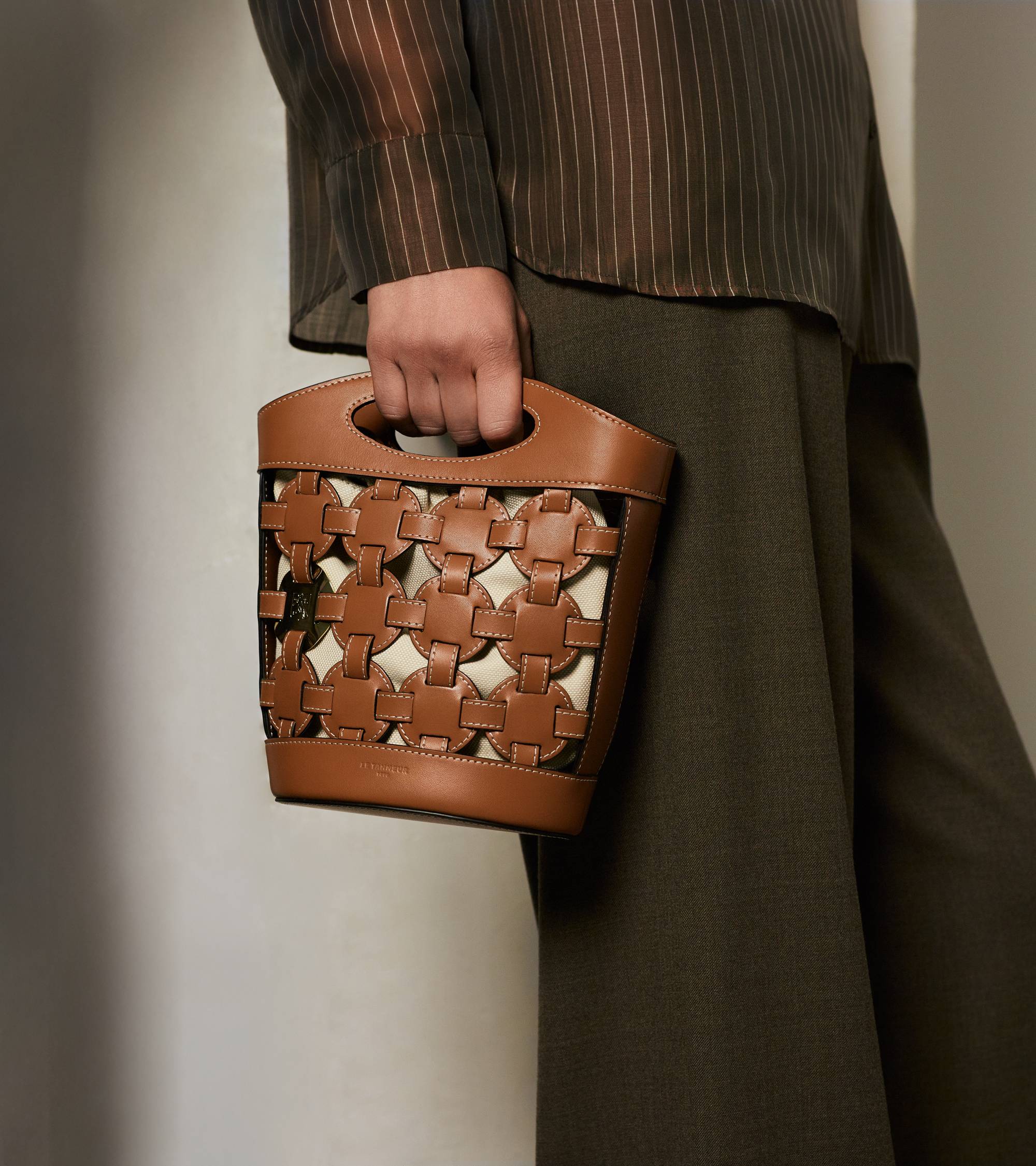 Pequeño bolso cubo Le Potier en tela de algodón y cuero liso.